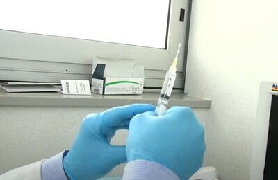 Проведение кодирования Вивитролом в Карабаше Шприц с Вивитролом в руках у врача